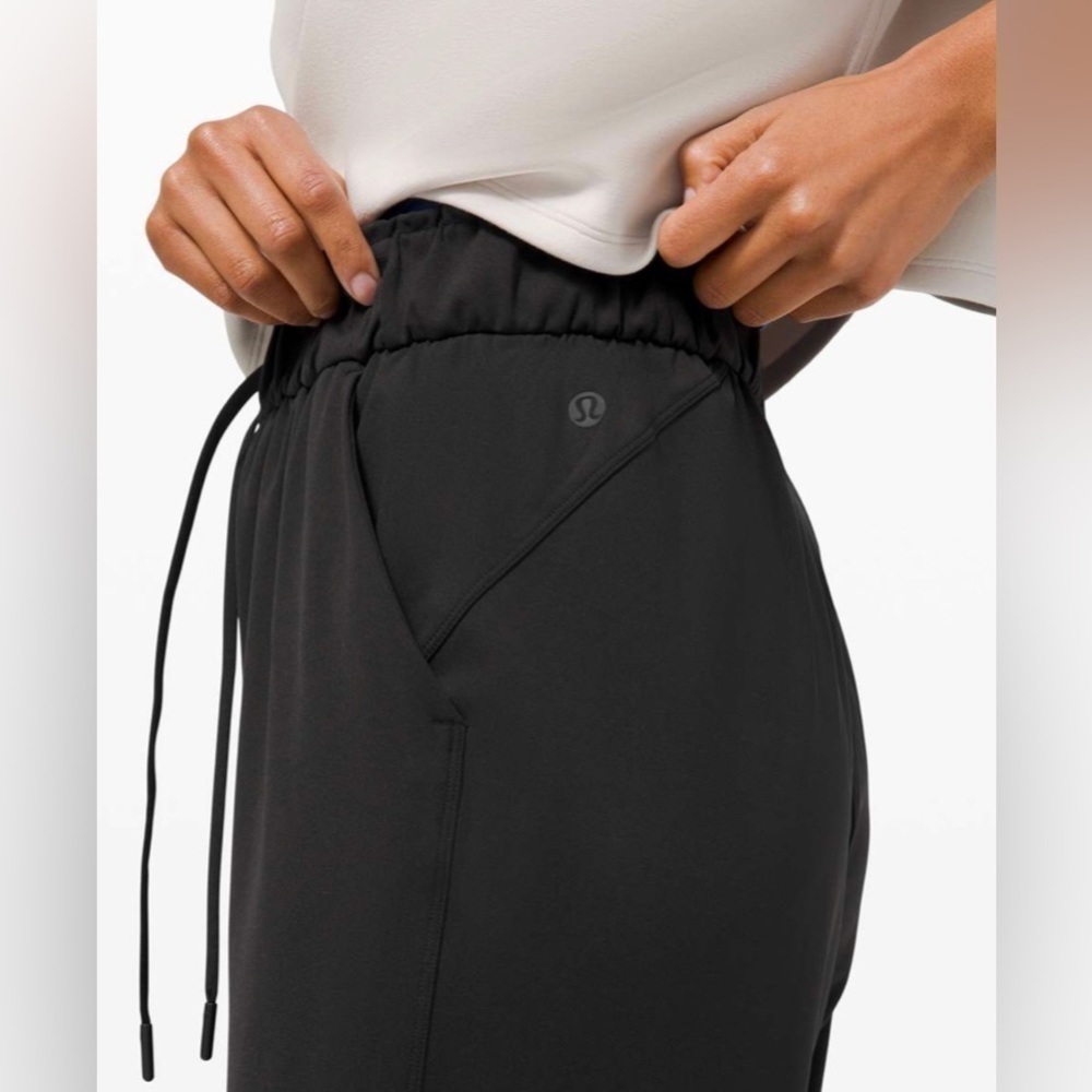 LULULEMON KEEP MOVING CROP HIGH RISE 23” INSEAM BLACK SIZE 4 LIKE NEW - Picture 2 of 11